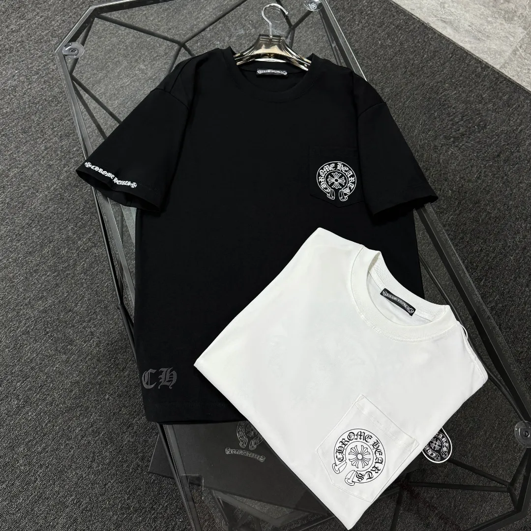 P170 Chrome Hearts Chrome Hearts 25 high-end versions. The fabric is made of 300 grams of high-density pure cotton. It does not deform or shrink. It has three labels. It is the same style for men and women. Technology: Digital printing. Color: White. Black. SIZE: S-XL.